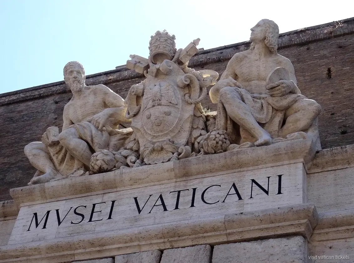 Galería con techo con frescos en el tour guiado de los Museos Vaticanos