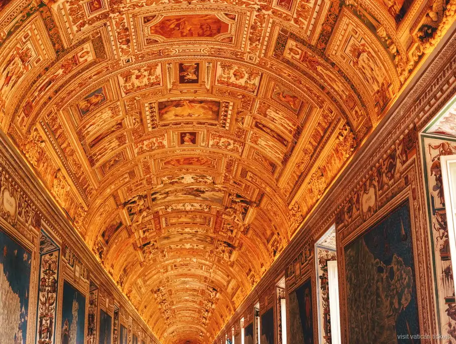 Grupo con guía y auriculares en las entradas al Vaticano