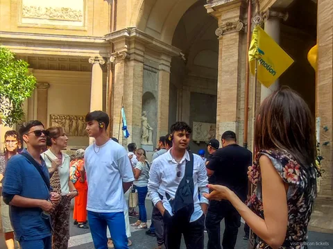 Grupo reducido dentro de los Museos Vaticanos antes de las multitudes
